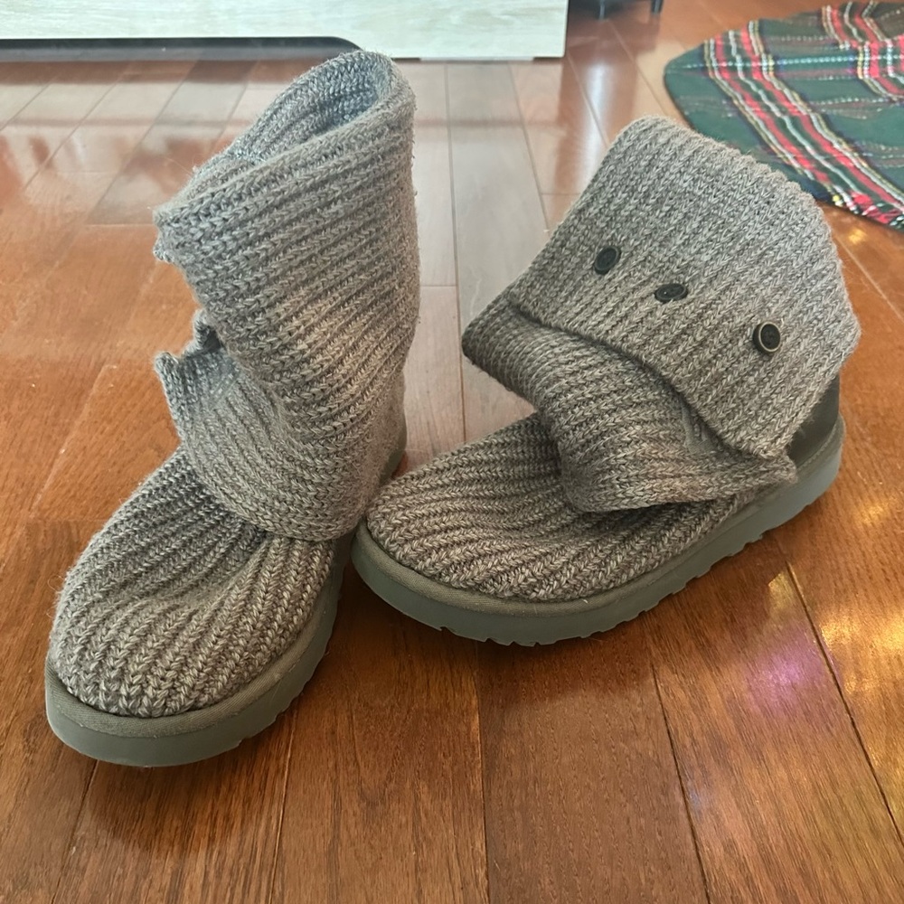 UGG Women's Classic Cardy Winter Boot Size 10
